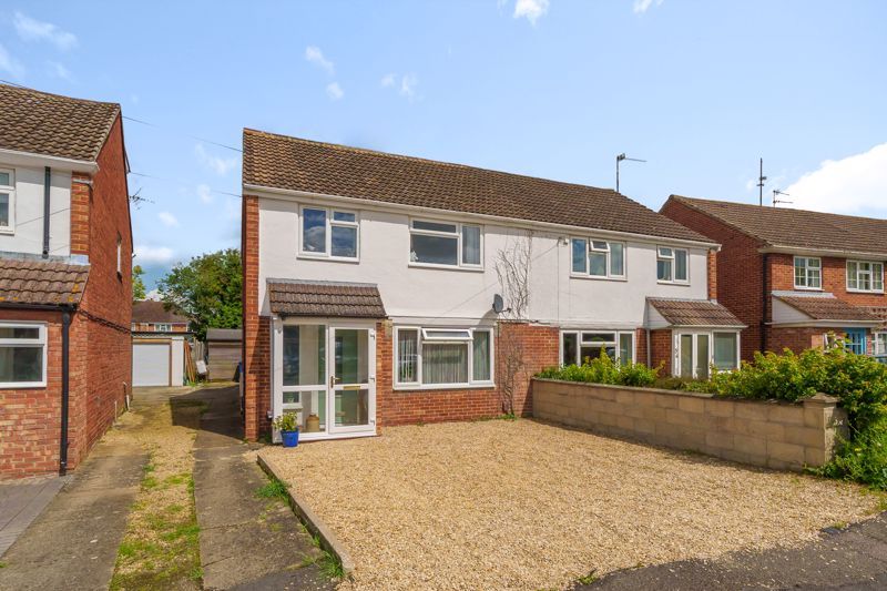 3 bed semidetached house for sale in Beech Crescent, Kidlington OX5
