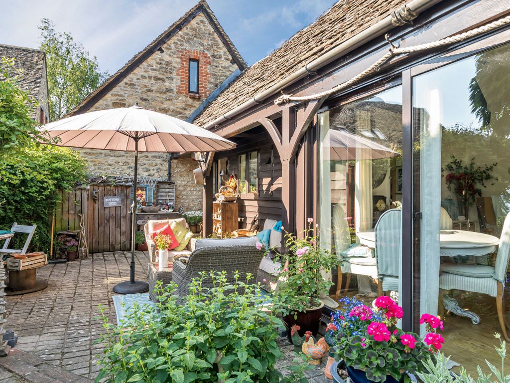 2 bed terraced house for sale in High Street, Stanford In The Vale