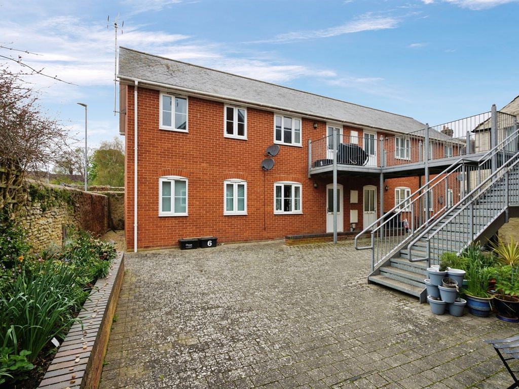 2 bed flat for sale in Gilberts Lane, Highworth, Swindon SN6 Zoopla