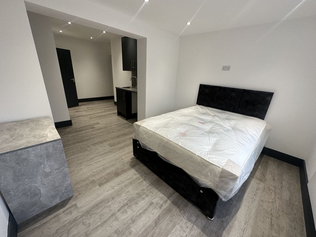 Studio to rent in Orchard Avenue, Feltham TW14, £1,400 pcm Zoopla