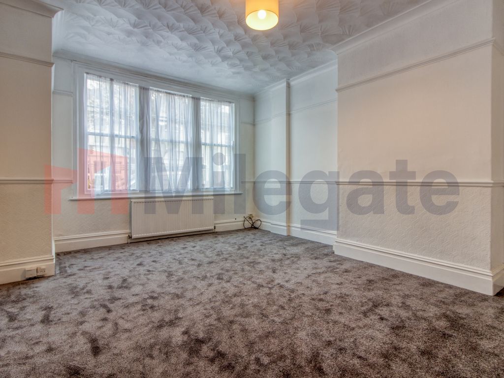 1 bed flat to rent in Carisbrooke Road, WestcliffOnSea SS0, £1,195