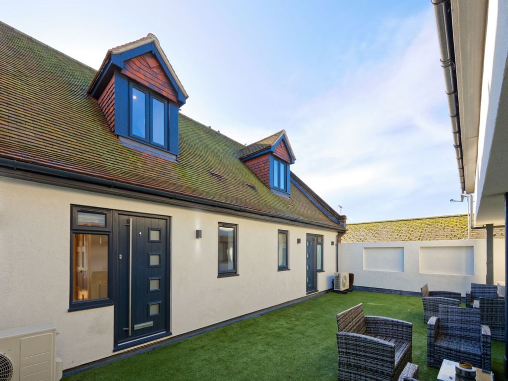 2 bed flat for sale in High Street, New Romney TN28, £240,000 Zoopla