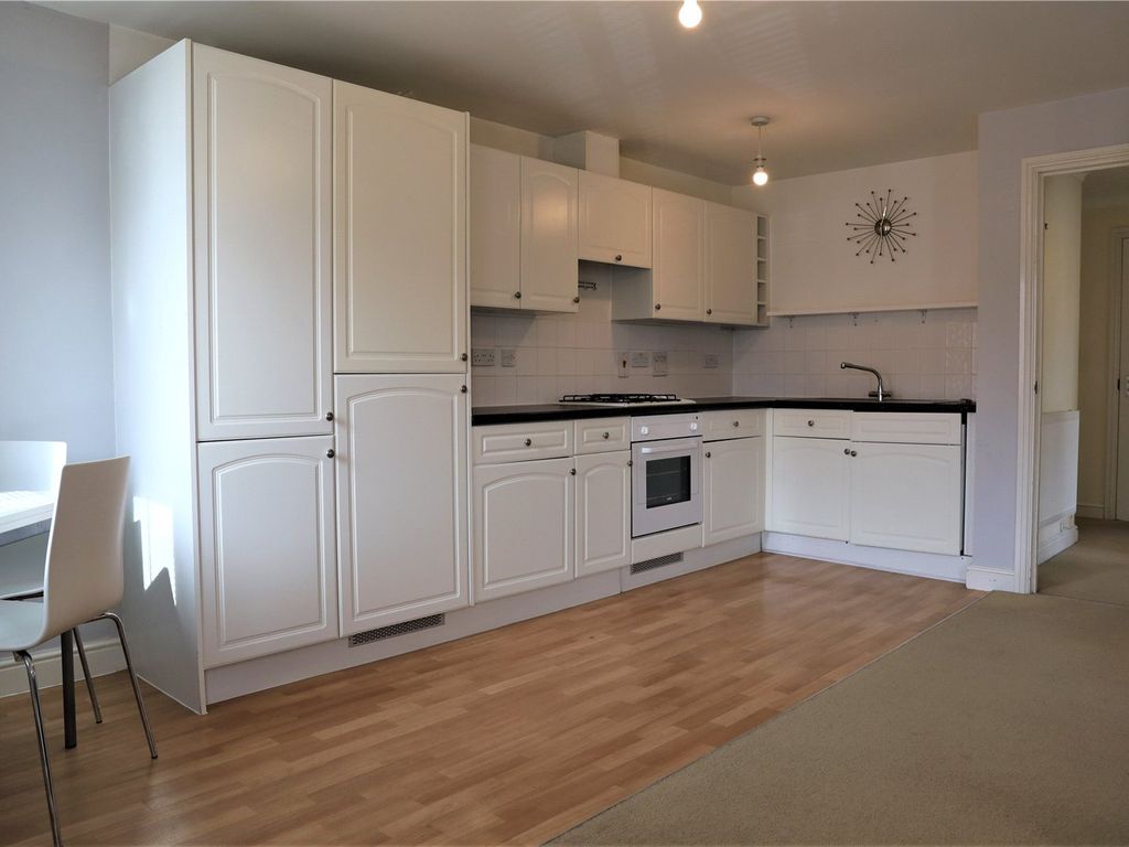 2 bed flat to rent in School Drive, Woodley, Reading, Berkshire RG5, £