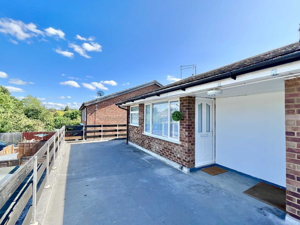 2 bed for sale in Bean Oak Road, Wokingham RG40, £240,000 Zoopla