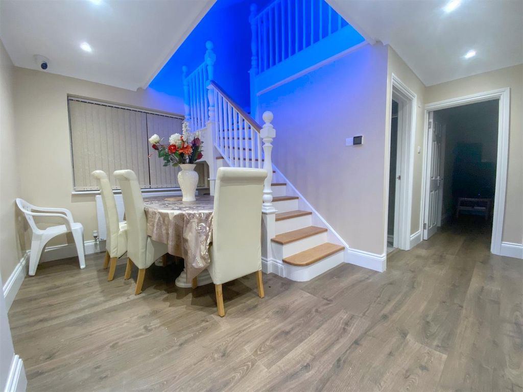 3 bed semidetached house to rent in Austin Road, Luton LU3, £1,895 pcm