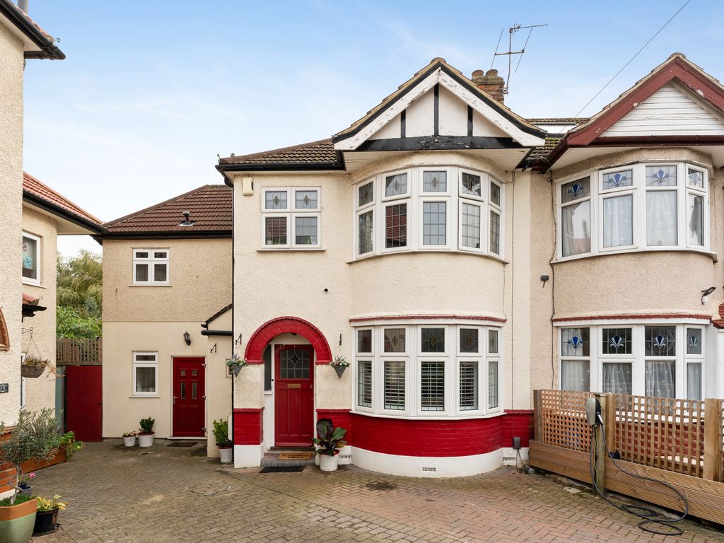 4 bed end terrace house for sale in Parkway, Woodford Green IG8, £