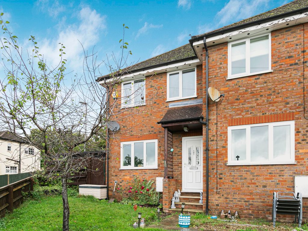 3 bed end terrace house for sale in Guinions Road, High HP13, £