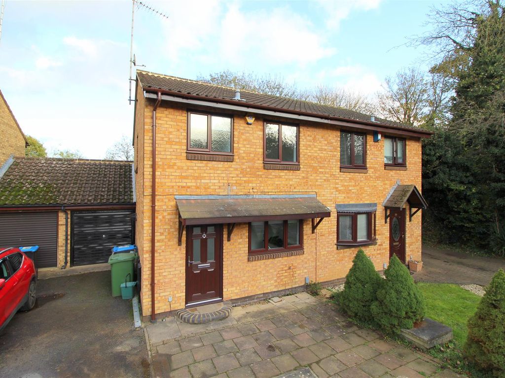 3 bed semidetached house for sale in Hunters Oak, Hemel Hempstead HP2