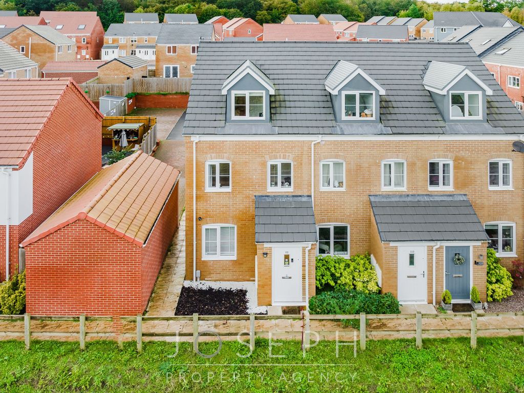 3 bed end terrace house for sale in Stowmarket Road, Great Blakenham