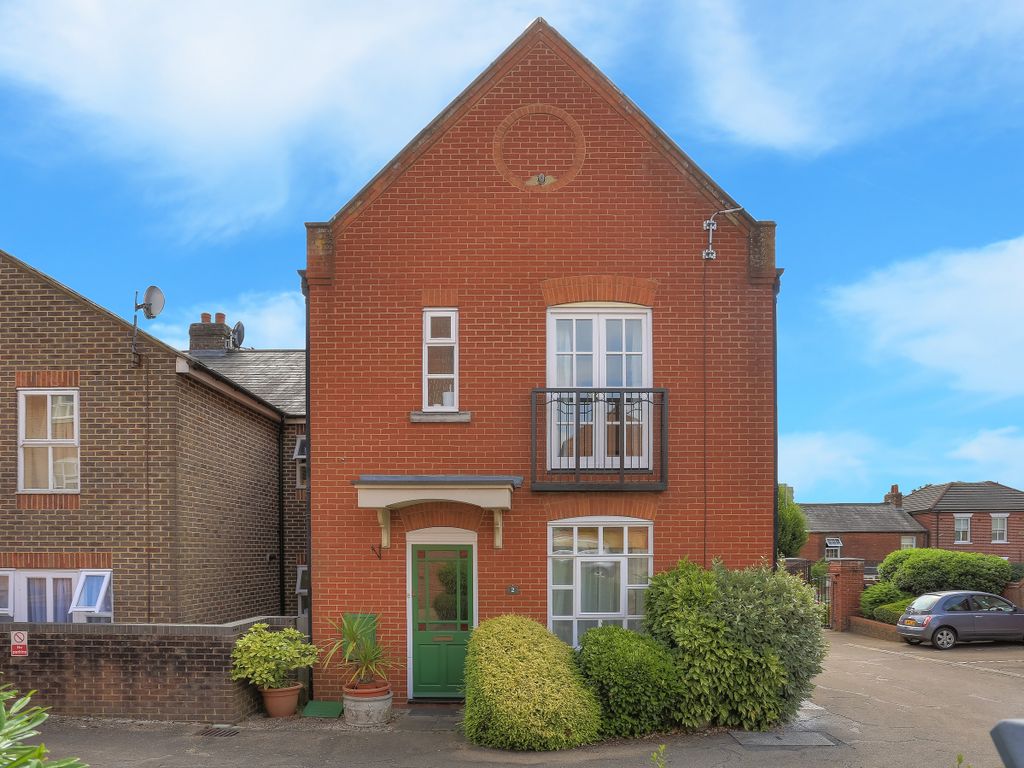 2 bed detached house to rent in Milliners Court, Lattimore Road, St