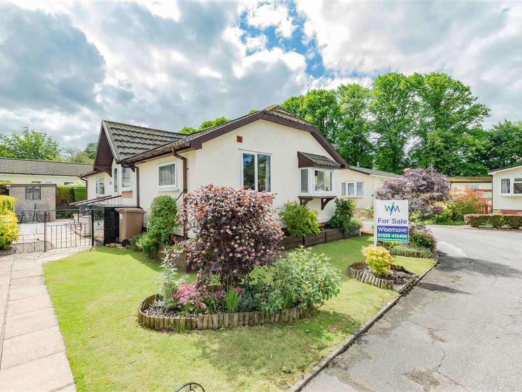 2 bed mobile/park home for sale in The Paddock, Westgate Park, Sleaford