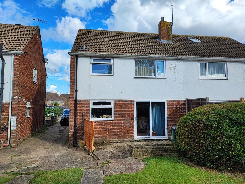 3 bed semidetached house to rent in Jordans Crescent, Crawley RH11, £