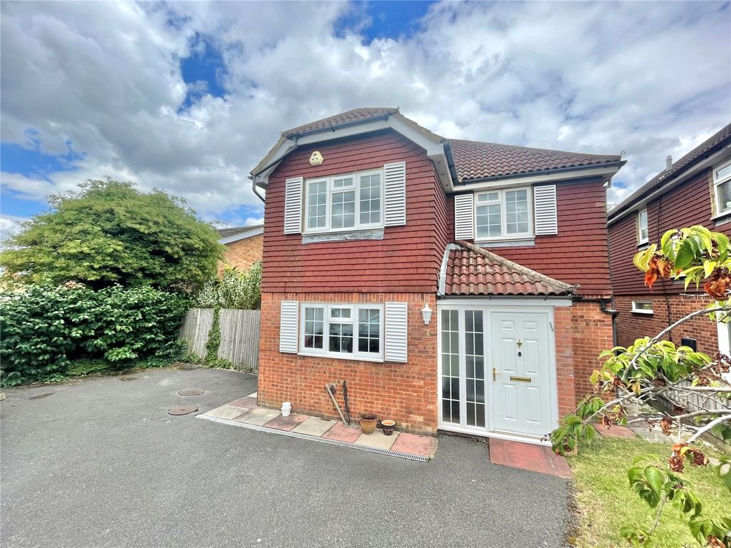 4 bed detached house to rent in Badgers Close, Borehamwood
