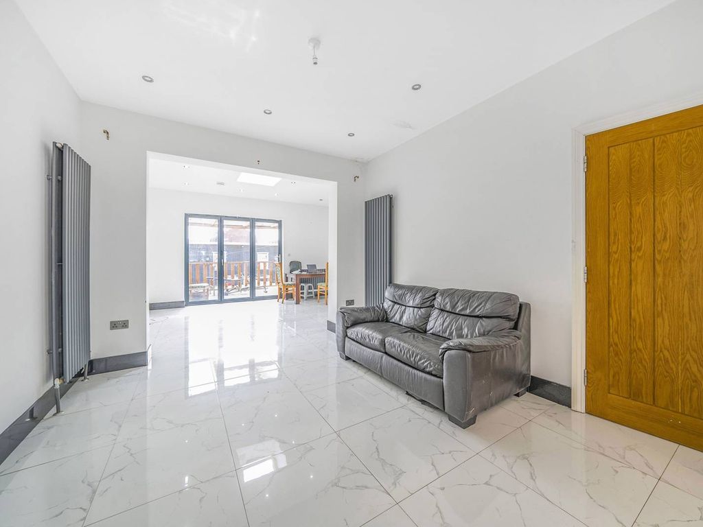 4 bed semidetached house for sale in Edgehill Road, Mitcham CR4, £