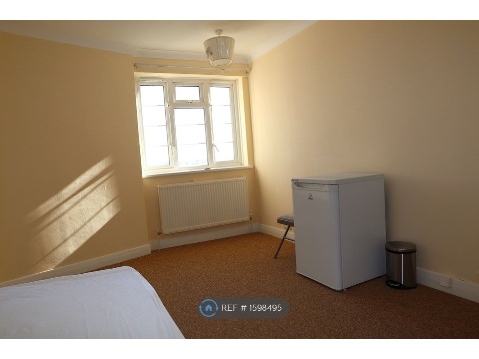 Room to rent in Ashford Court, London NW2 Zoopla