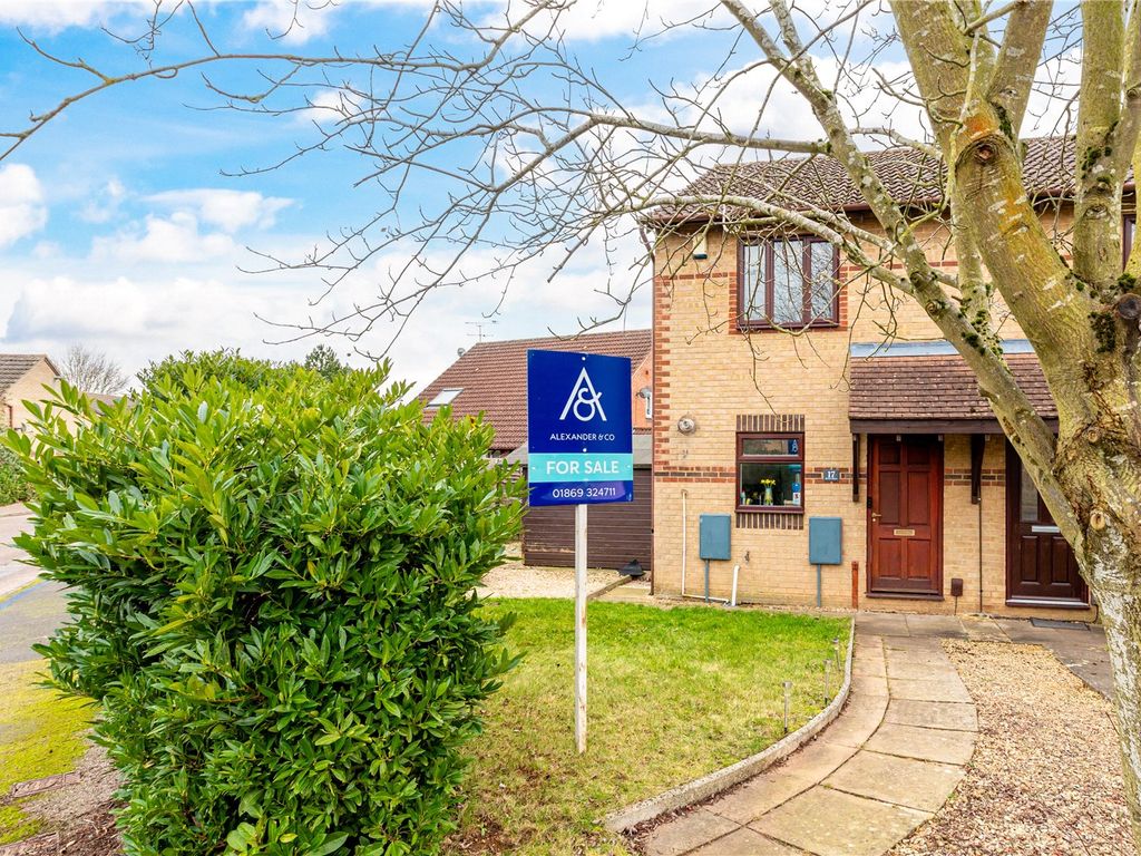 2 bed end terrace house for sale in Spruce Drive, Bicester, Oxfordshire