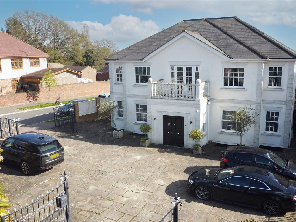7 bed detached house to rent in Manor Road, Chigwell IG7, £12,000 pcm