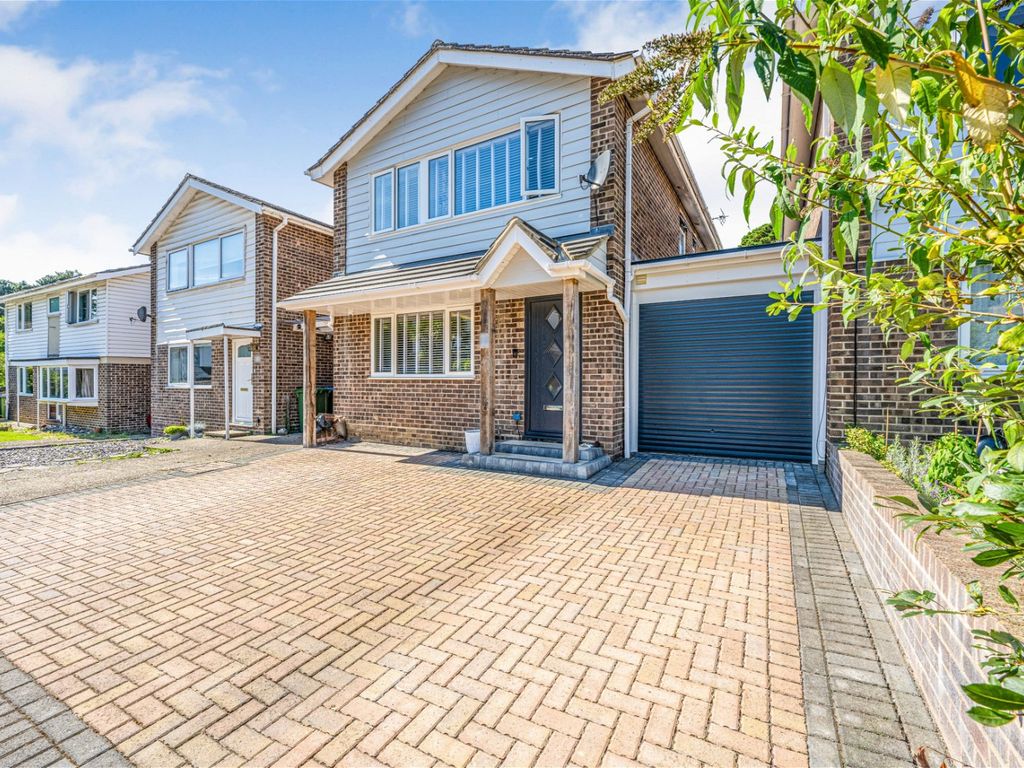 3 bed linkdetached house for sale in Queens Road, Warsash, Southampton