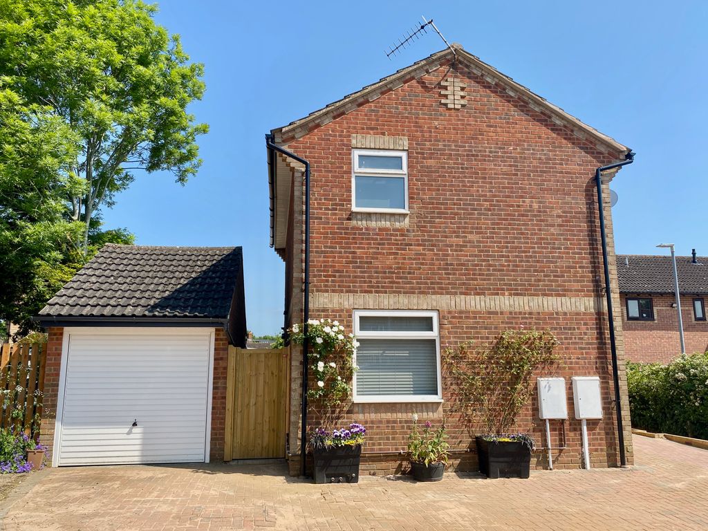 3 bed detached house to rent in Sycamore Avenue, Woodford Halse