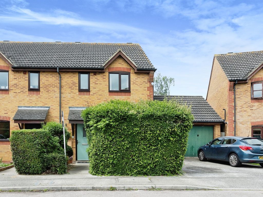 3 bed semidetached house for sale in Ealing Chase, Monkston, Milton