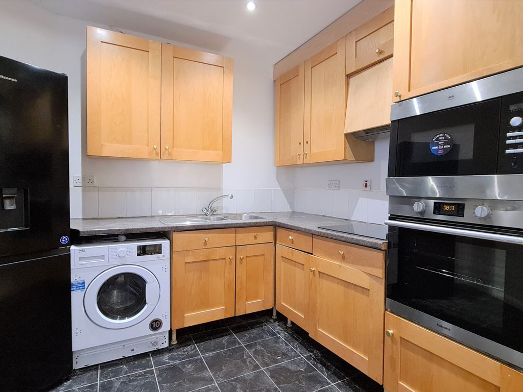 1 bed flat to rent in Alderwick Drive, Hounslow TW3, £1,350 pcm Zoopla