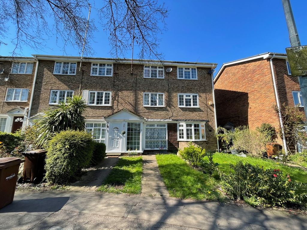 4 bed town house for sale in Wheatcroft Grove, Rainham, Gillingham ME8