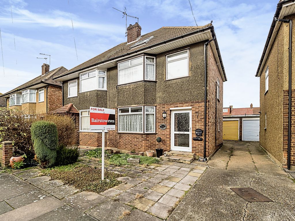 4 bed semidetached house for sale in Essex Close, Romford RM7 Zoopla