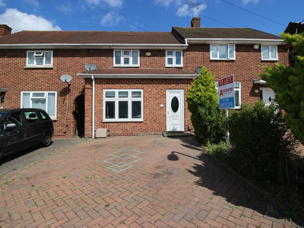 3 bed terraced house to rent in Longtown Road, Romford RM3, £1,850 pcm