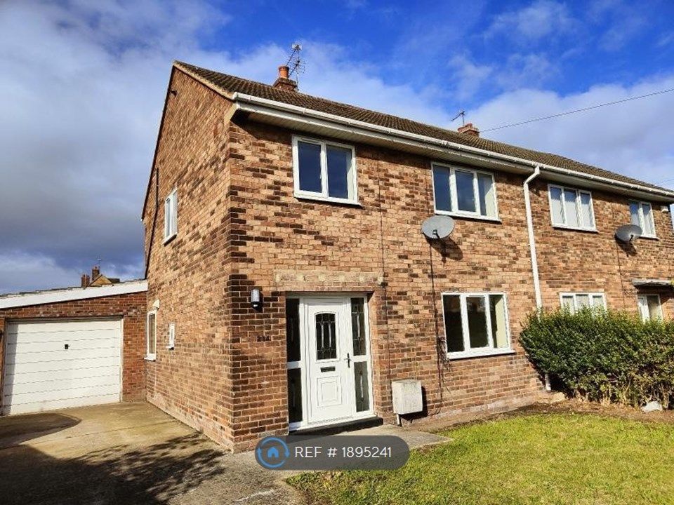 3 bed semidetached house to rent in Broadway, Dunscroft, Doncaster DN7
