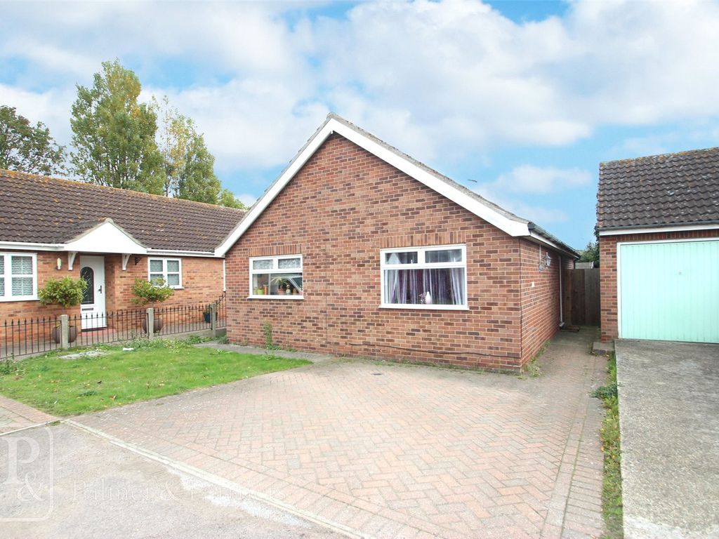 2 bed bungalow for sale in Gorse Lane, Clacton-On-Sea, Essex CO15 - Zoopla