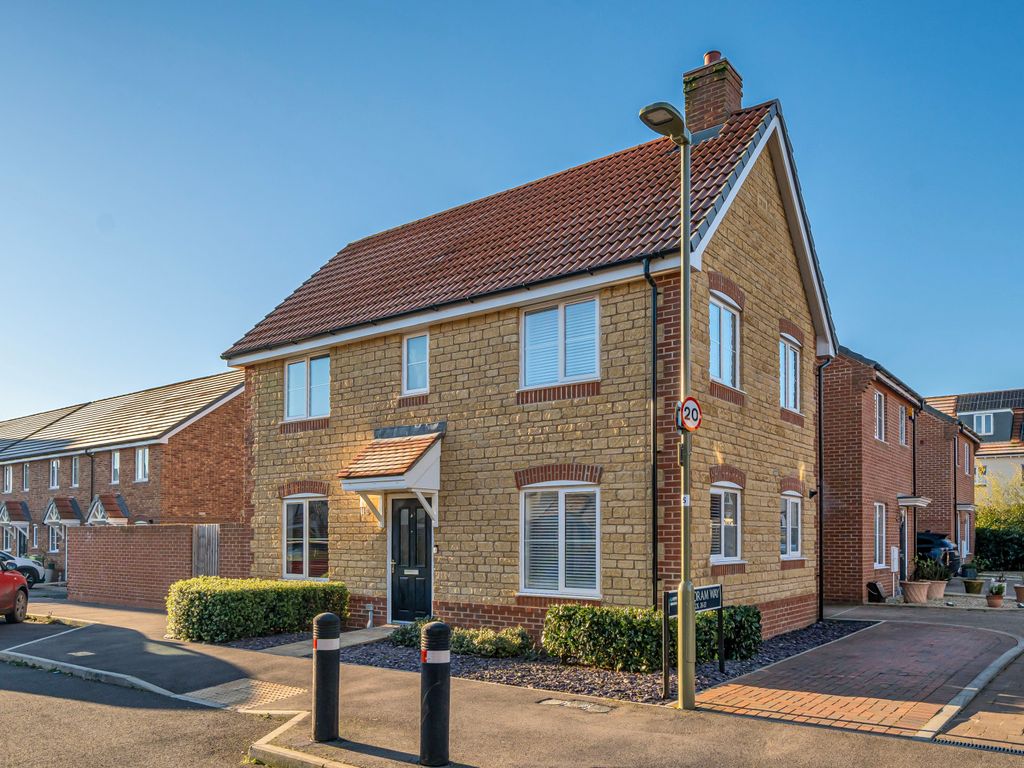 3 bed link detached house for sale in Marjoram Way, Didcot, Oxfordshire