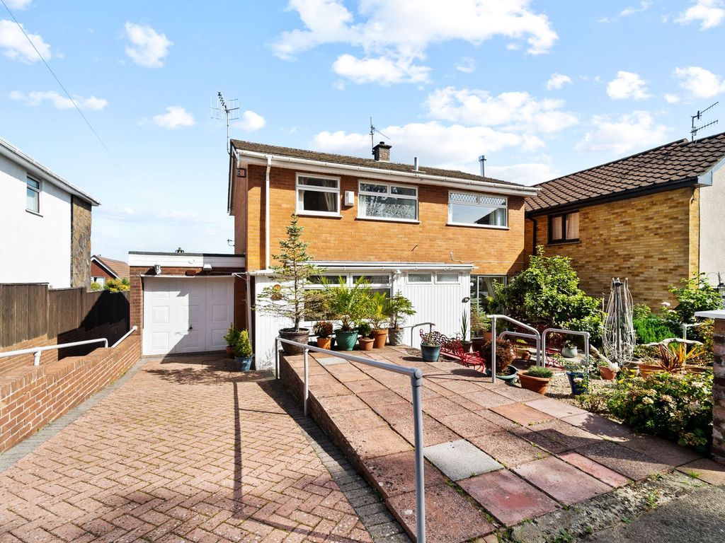 3 bed detached house for sale in Greenway Close, Griffithstown NP4, £