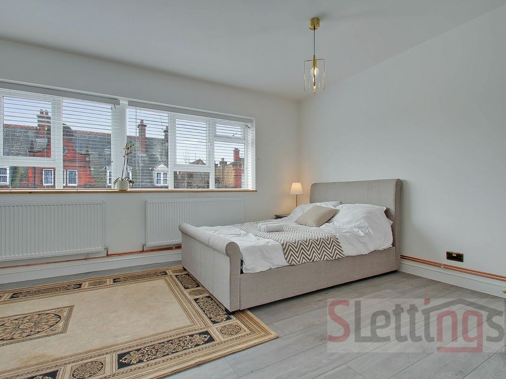 4 bed flat to rent in Cricklewood Broadway, London NW2, £3,490 pcm Zoopla