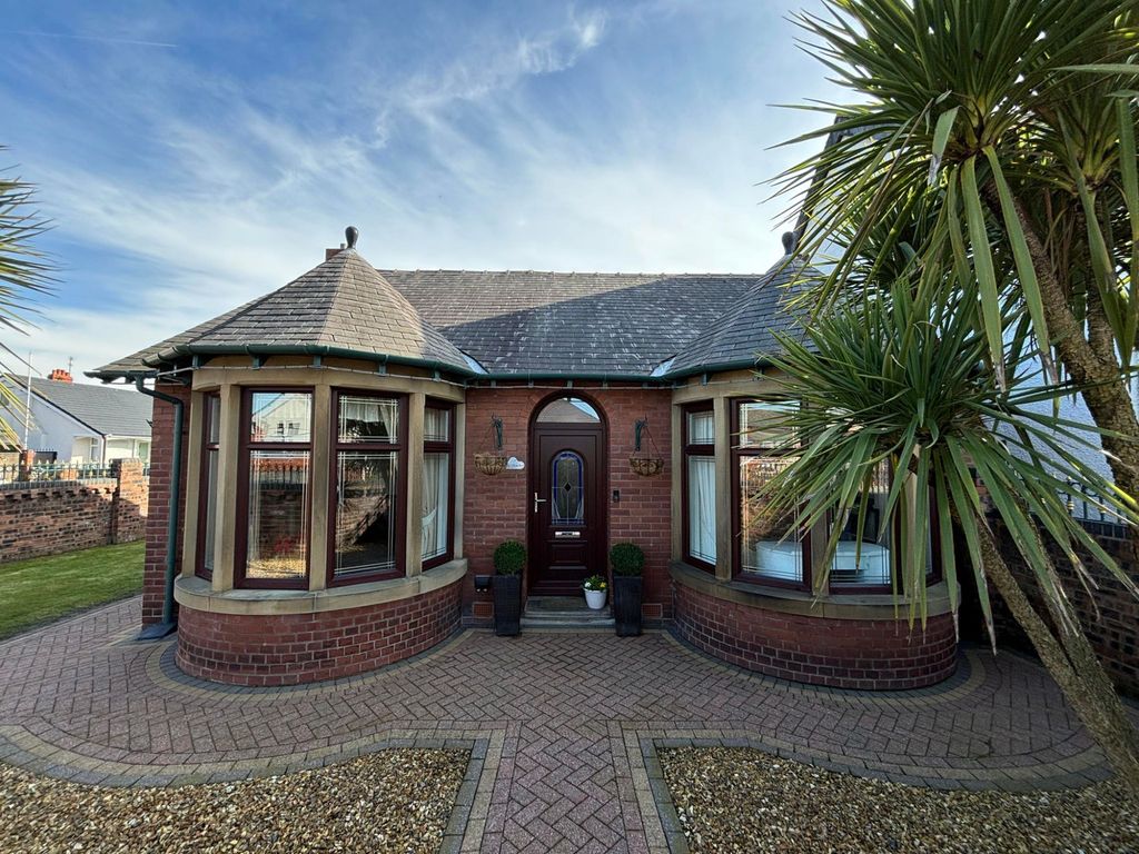 5 bed detached house for sale in Poulton Road, Fleetwood FY7, £395,000