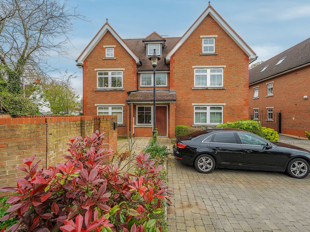 2 bed flat for sale in Orchard View, Chertsey KT16, £310,000 Zoopla