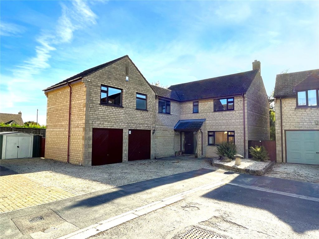 5 bed detached house for sale in Roman Way, Lechlade, Gloucestershire