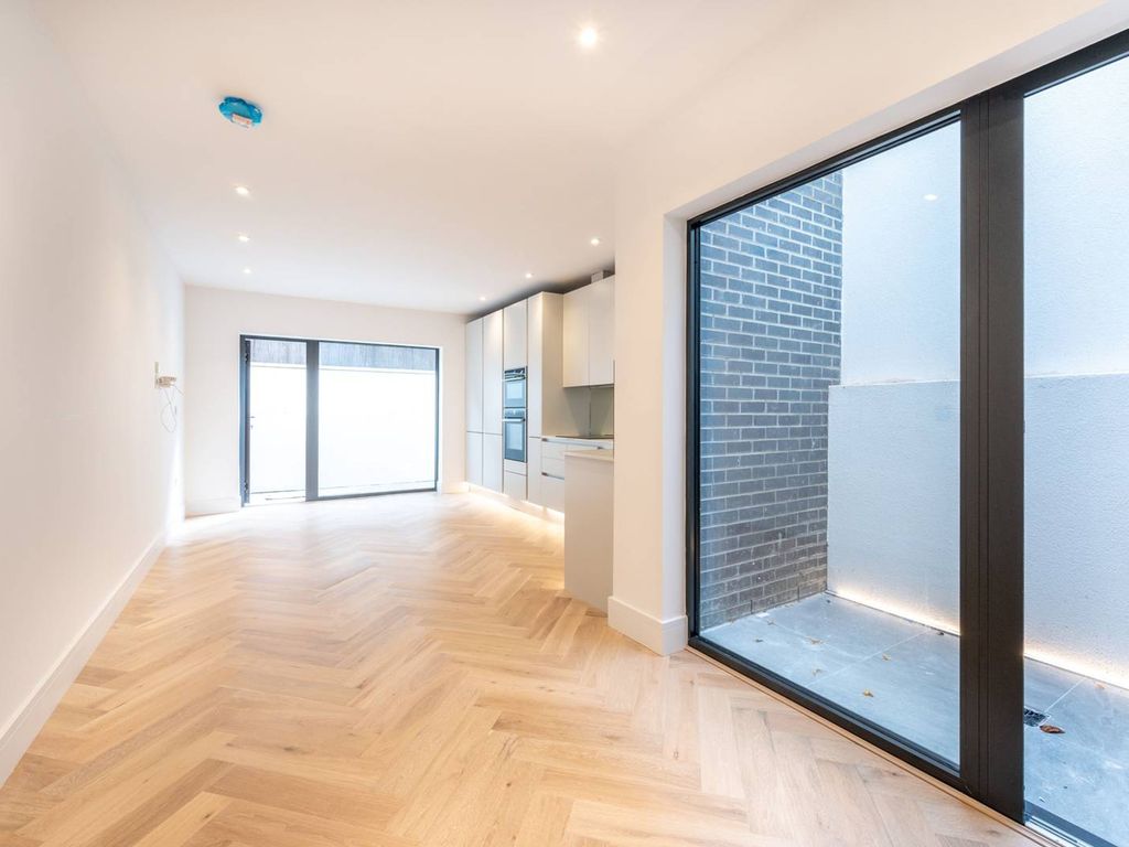 Seven Sisters Road, Manor House, London N4  