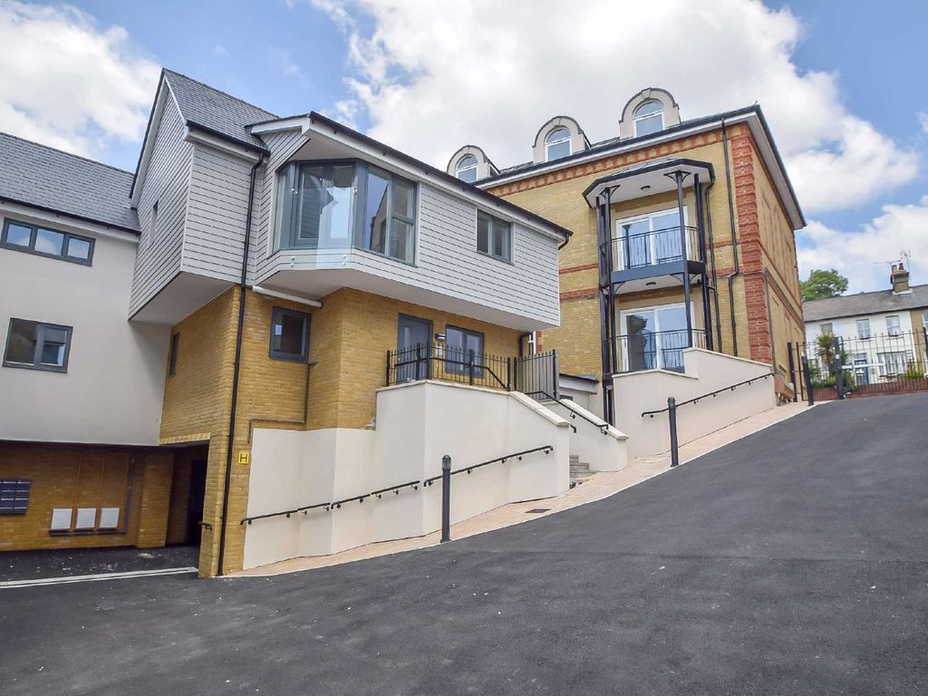 2 bed flat to rent in The Victoria, Bell Sands, LeighOnSea, Essex SS9