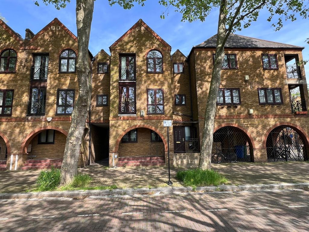 4 bed terraced house to rent in Brunswick Quay, Surrey Quays SE16, £
