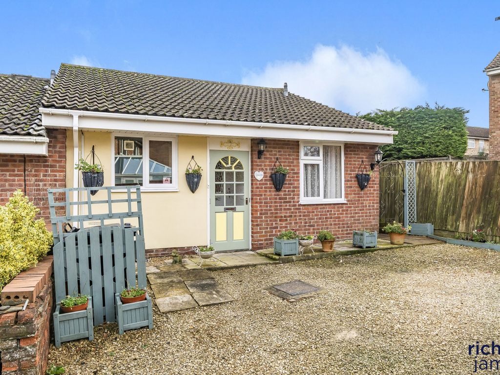 2 bed bungalow for sale in Bellver, Swindon, Wiltshire SN5, £215,000