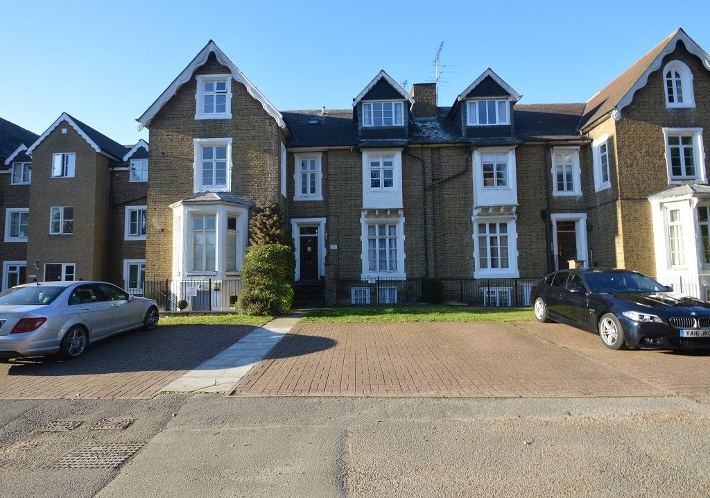 1 bed detached house to rent in 35 Upton Park, 35 Upton Park, Slough, Berkshire SL1, £1,250 pcm