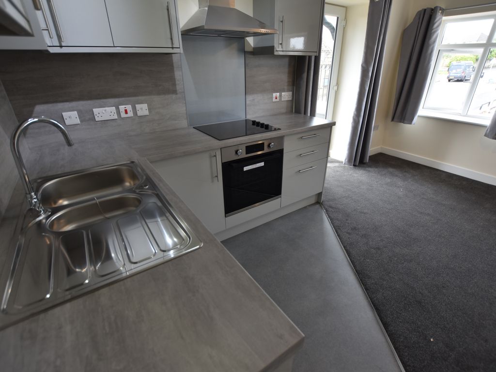 2 bed flat to rent in Blackburn Road, Bolton BL1, £895 pcm Zoopla