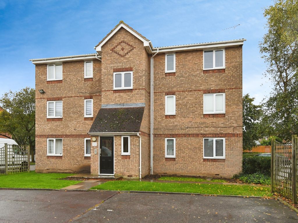 2 bed flat for sale in Chestnut Road, Vange, Basildon, Essex SS16, £