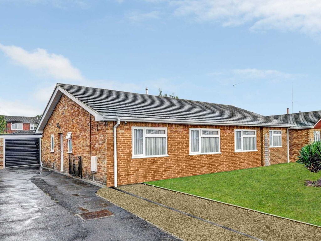 2 bed semidetached bungalow for sale in Brookside, Watlington OX49