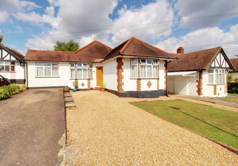 5 bed detached bungalow for sale in Kingsmead, Cuffley, Potters Bar EN6