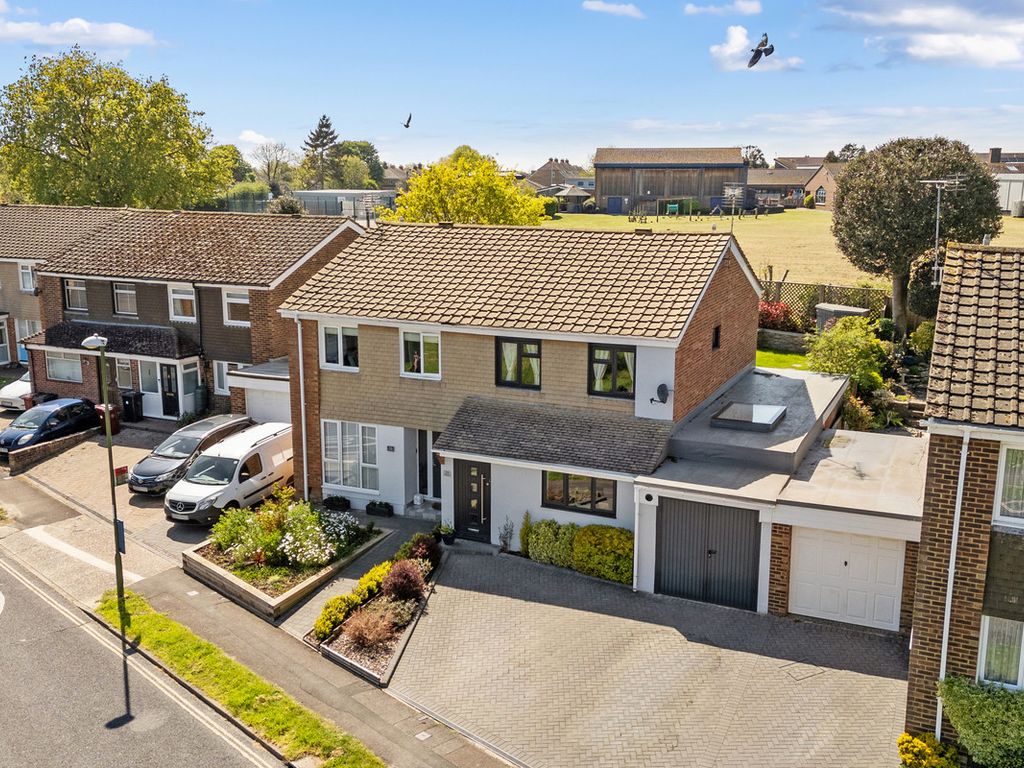 4 bed semidetached house for sale in Little Breach, Chichester PO19, £