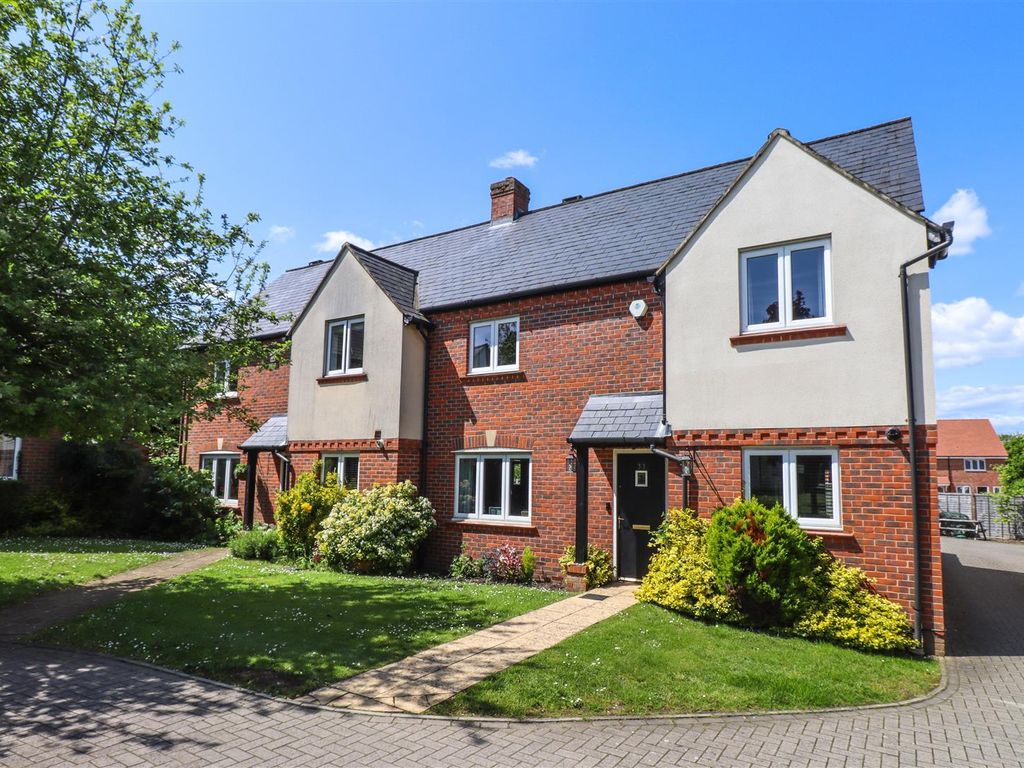 3 bed semidetached house for sale in Farriers Close, Church Crookham