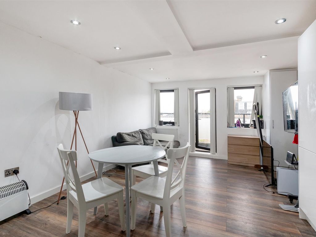 2 bed flat to rent in Station Parade, Balham High Road, London SW12