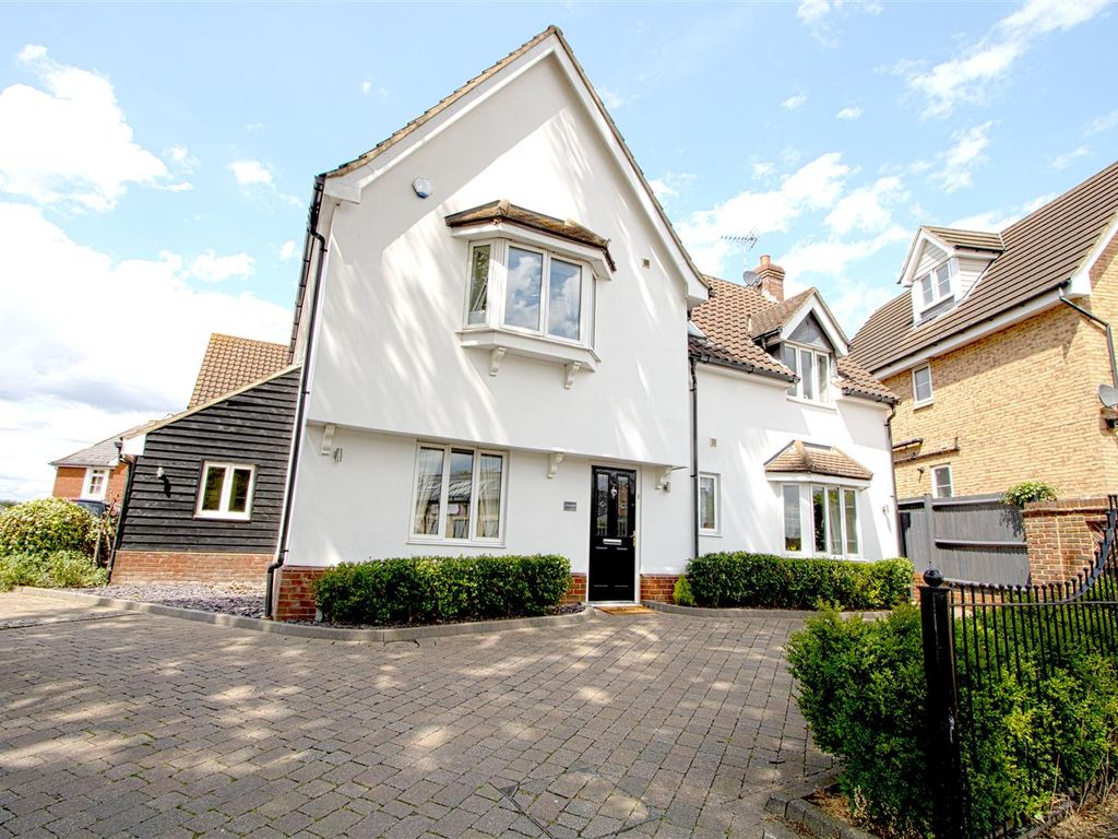 5 bed detached house for sale in Matthews Mead, Crays Hill, Billericay