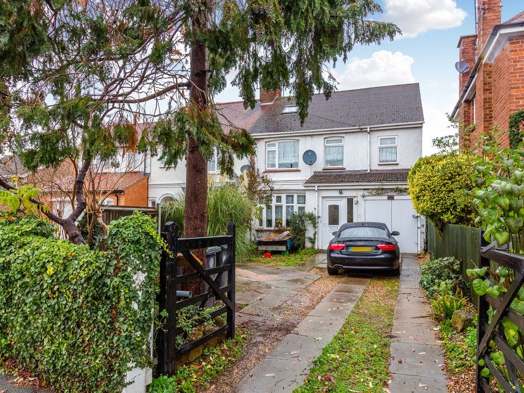 4 bed semidetached house for sale in Northampton Road, Higham Ferrers